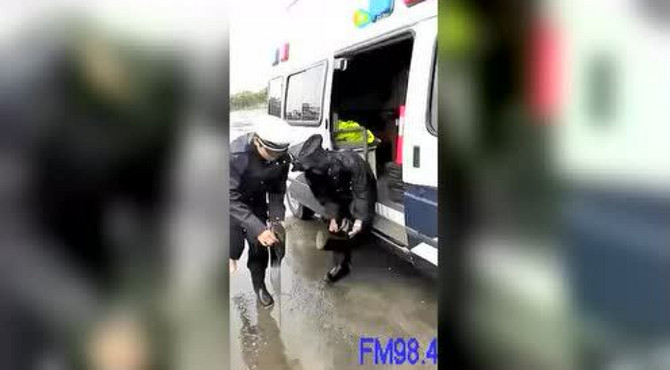 交警冒雨指挥交通，鞋里面都是水！