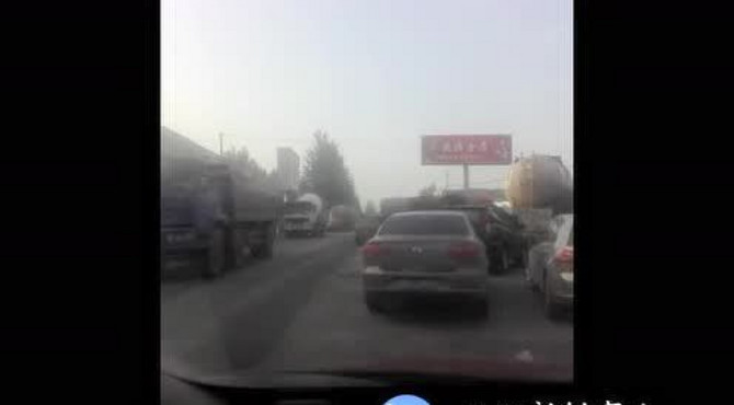 石臼窝高速口堵车了