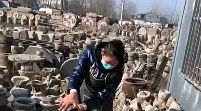 各种捣蒜神器层出不穷，捣蒜石臼渐渐淘汰，大姐面对这些石臼非常的无语