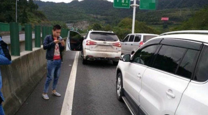 比亚迪唐高速遭大众途观追尾，比亚迪车主：我无法相信自己的眼睛