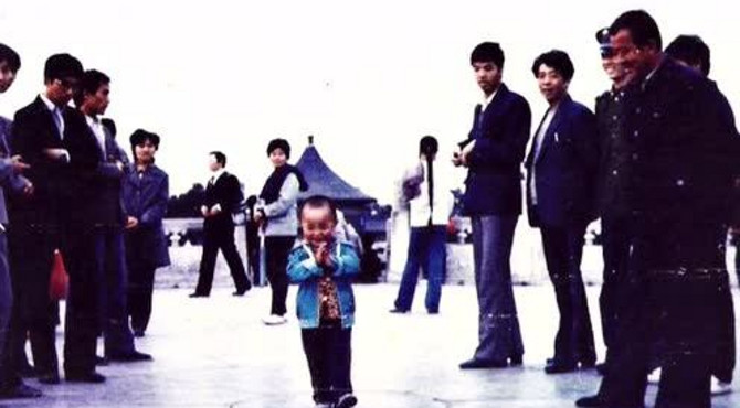 19.舜儿在北京天坛公园天心石上——老外看我拜谒