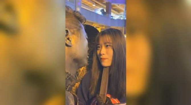 铜人偶遇一个姑娘，认真了。