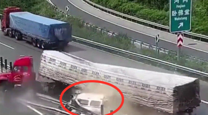 大货车飞速跑，惹事就不小！猛烈大货车事故合集
