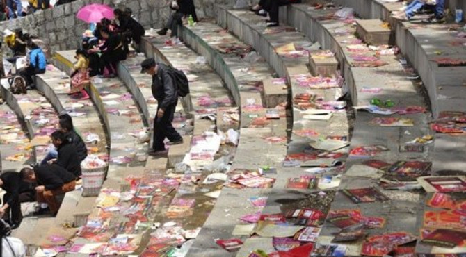 台湾景区满地垃圾，大陆游客又成背锅侠，连台湾网友都看不下去了