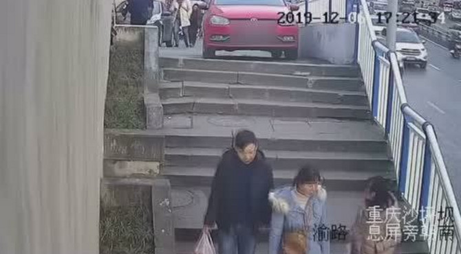 女子盲目跟着导航 走，将车开上人行道 “下梯坎”被卡住