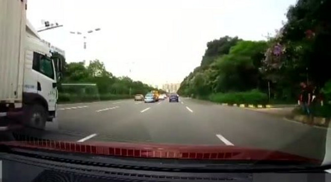 这辆大货车什么心态，仗着体型大，就可以如此霸道？