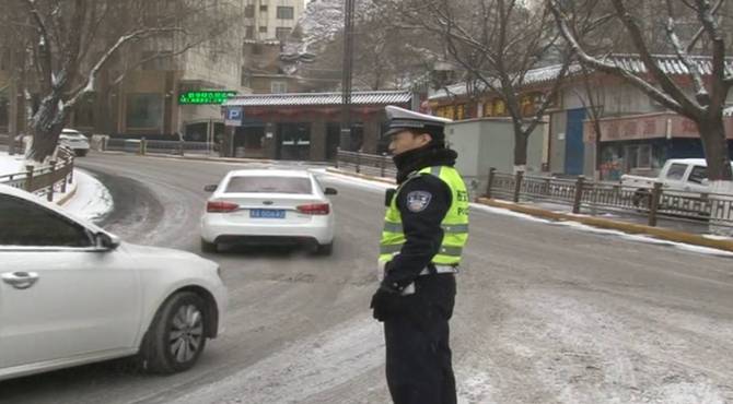 2020年首降大雪！西宁交警全力保障全市交通有序