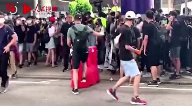 香港暴徒又出动，故意设置路障阻碍交通