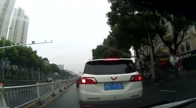 疾驰跟车太近，惨烈连环追尾撞击！