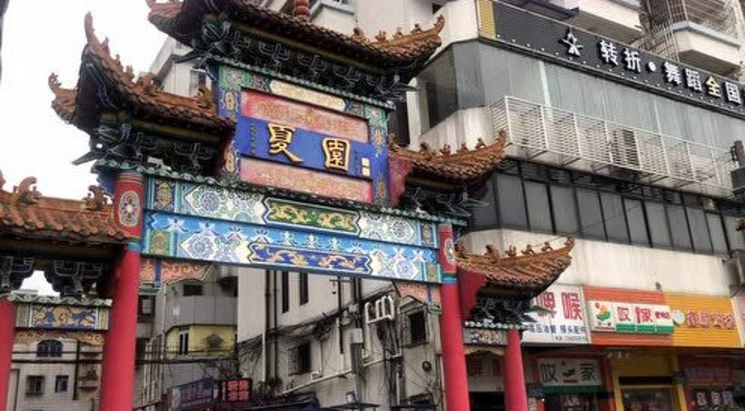 广州夏园村，一进去就是阴暗潮湿的小巷子，可这竟是打工族的天堂