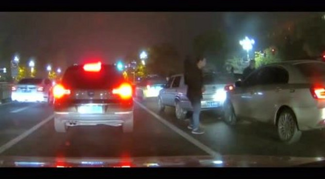 老公早喊着“踩刹车”，女司机还是撞上了百万辉腾，老公有苦难言