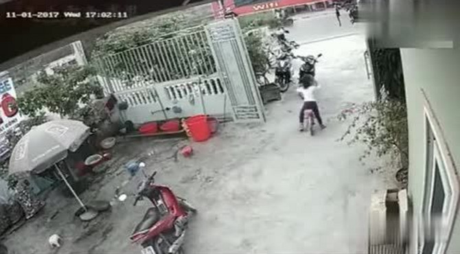 小姑娘正在院子里骑车，拍下院外男子无耻的全过程