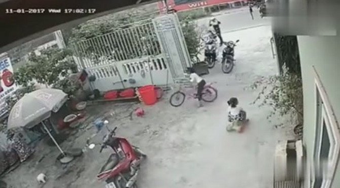 小姑娘正在院子里骑车，监控拍下院外男子无耻的全过程