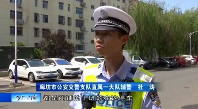 违法停车影响交通，道路堵成“一线天”，交警人性化处理！