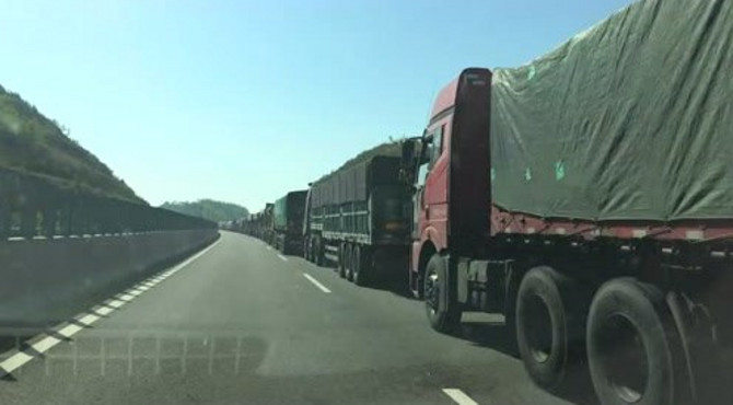 实拍榆佳高速大货车大堵车 场面震撼
