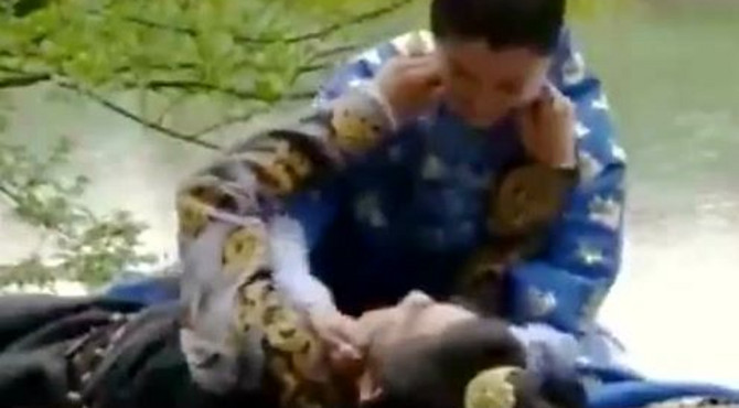 凤囚凰花絮：容止楚玉河边嬉闹，初融夫妇感情再升温