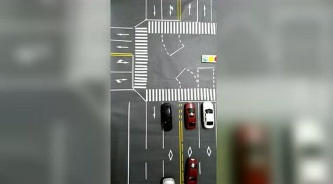 十字路口如果有两个左转弯车道，前方绿灯亮时应该怎样行走？