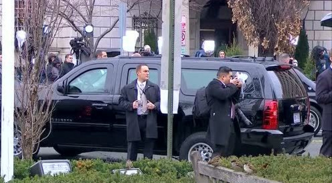 特朗普夫妇完成祷告 携手走出圣约翰圣公会教堂