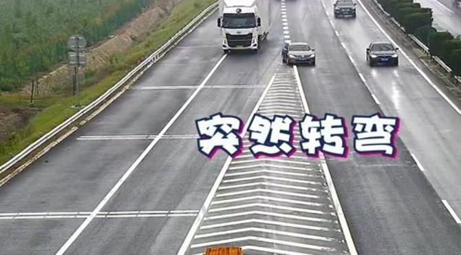 小轿车岔路口犹犹豫豫，导流线上左右摇摆，监控拍下惊险一幕！