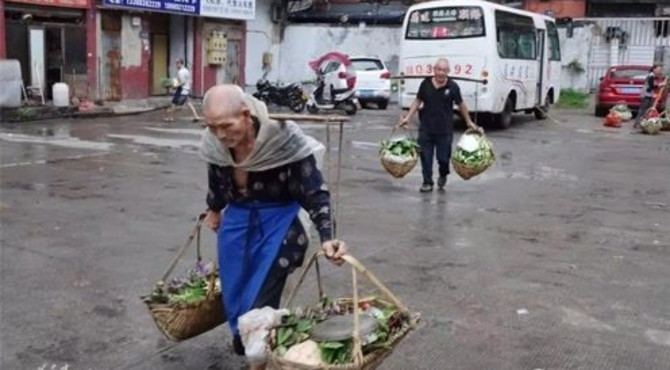 清晨的老车站