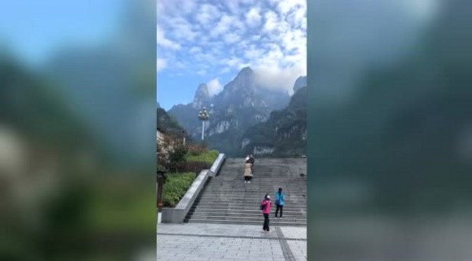 到张家界旅游必须去，张家界天门山的国家森林公园，风景非常秀美