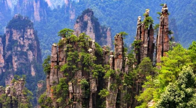 航拍张家界天门山，山峰陡峭，烟雾缭绕，宛若人间仙境