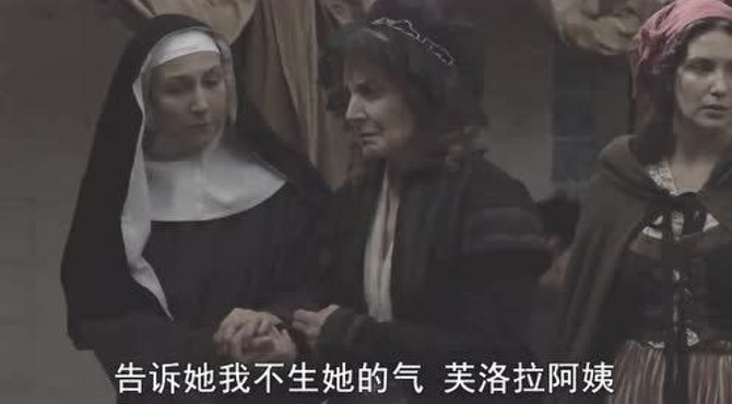 教堂中修女给大家相互介绍，看起来感觉很友好