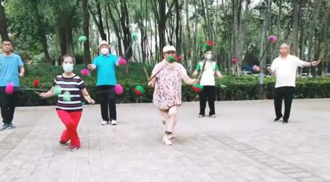 中塔公园朋友们一起练习打花:制作洪元