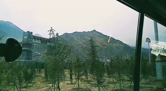 进入“象雄梅朵”旅游文化产业园区的第一站---象雄古堡桥