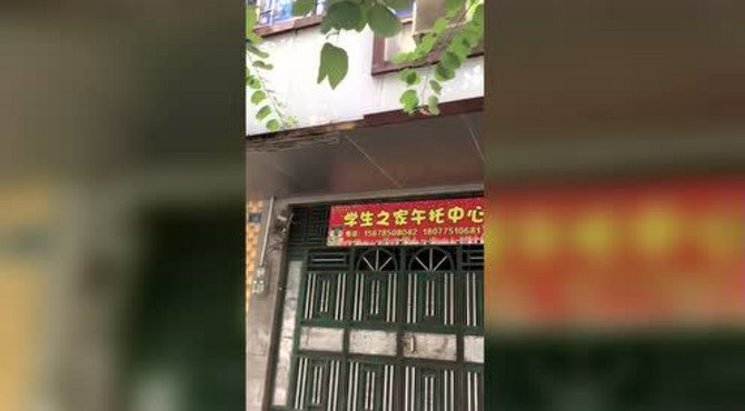 河堤街广告牌掉落