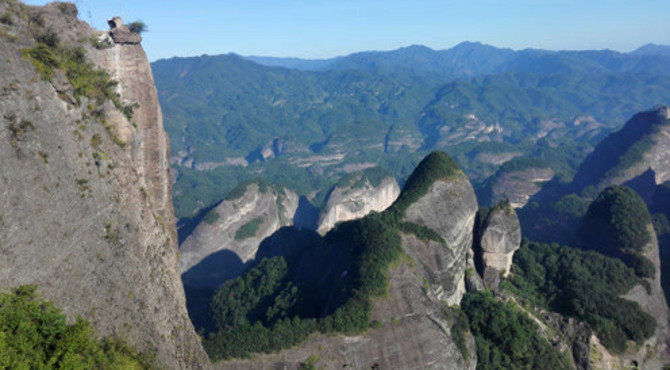 站在八角寨山顶欣赏八角寨风光
