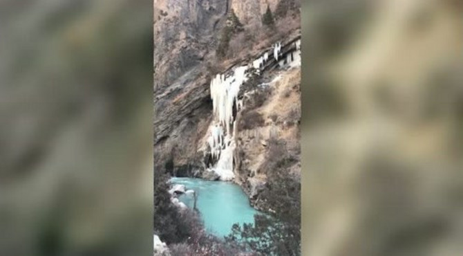水流被冻住了，形成了冰瀑布，很壮观！
