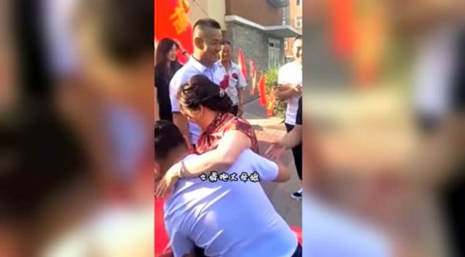 小伙因为丈母娘的介绍，才认识了新娘，结婚当天激动抱起丈母娘！