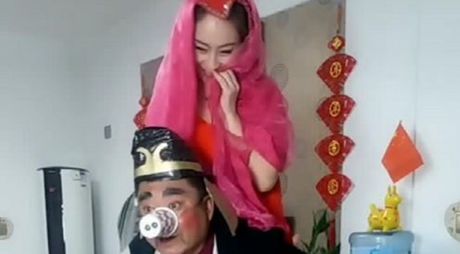 看了这么多猪八戒背媳妇，还是这个娘子漂亮，看八戒乐的！