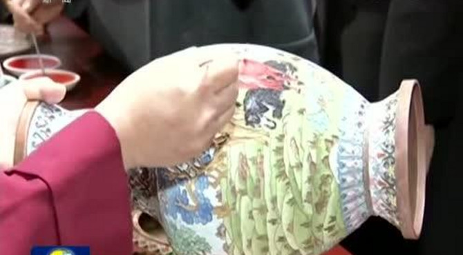 特朗普畅音阁参观景泰蓝技艺展示