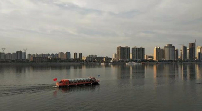 豪华渡船江中游，来襄阳旅游临汉门必看风景