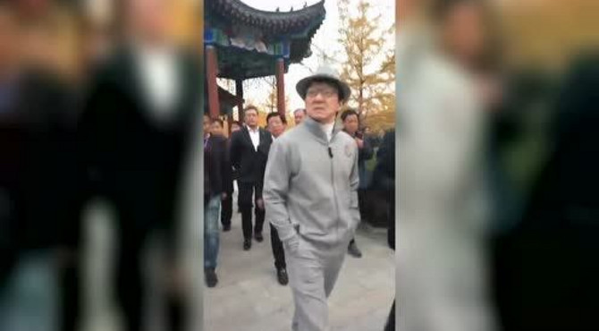 随行人员为成龙介绍九门口历史的历史，网友：九门口终于也出名了！