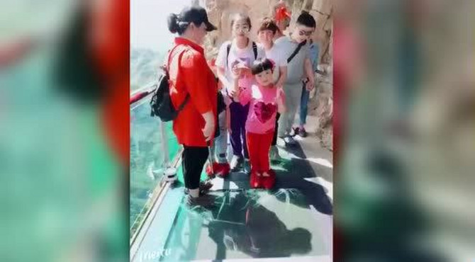 东湖港七彩玻璃栈道