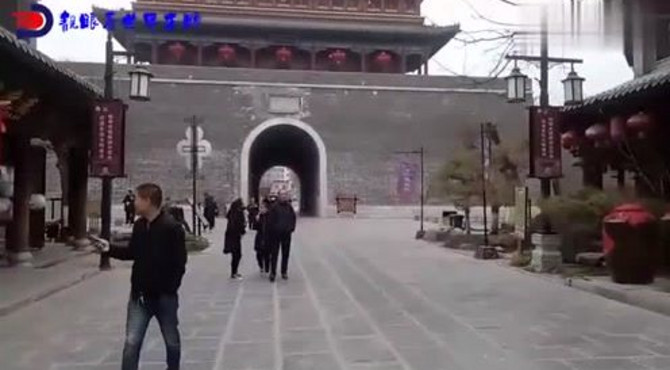 这里是青州古城，免费旅游的好去处，高高的阜财门，长长的偶园街