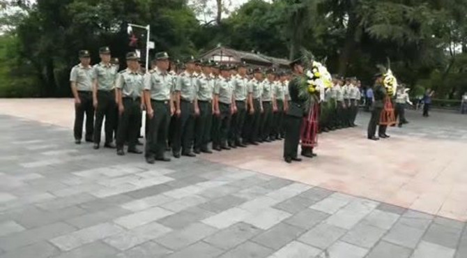 解放军官兵向红军烈士纪念碑献花