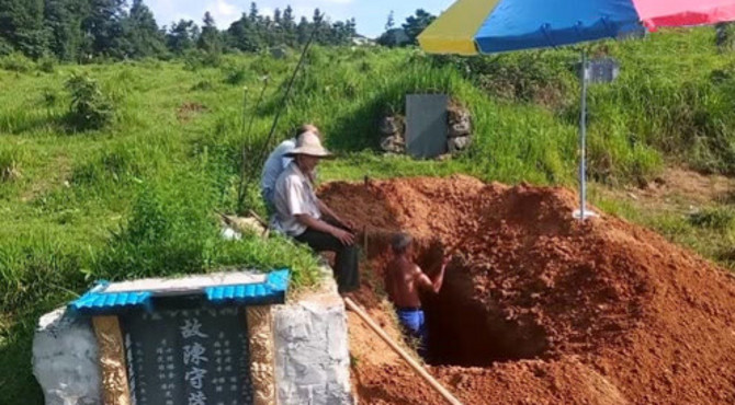 农村土葬，一个小山头满山都是土坟