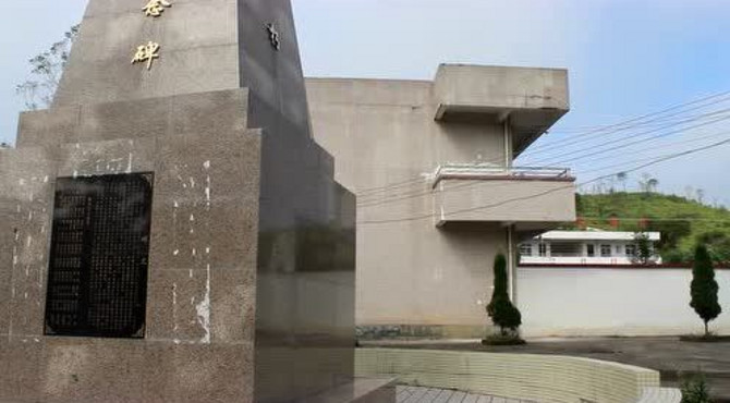 平山小学及其革命烈士纪念碑