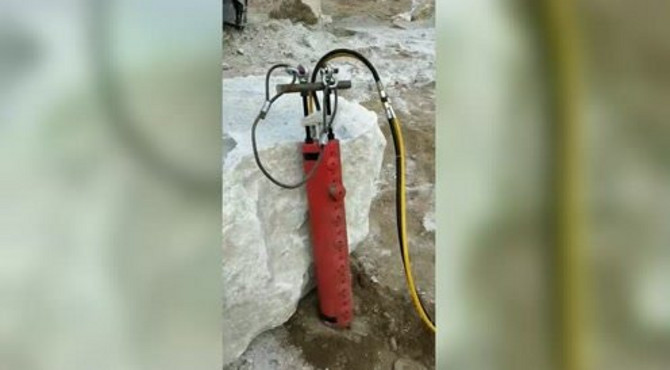 劈石棒面对巨石，轻轻松松就解决了