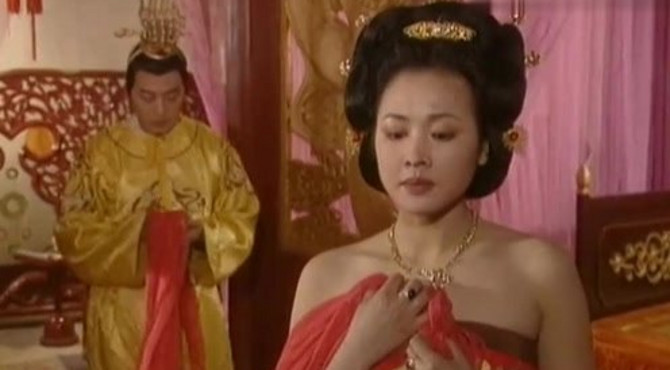 杨广闯入宣华夫人的寝殿，看着如此美貌的宣华夫人，心动了！