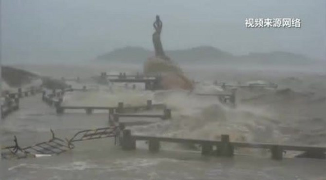 台风山竹袭击珠海，渔女雕像在大风大浪中抗击台风