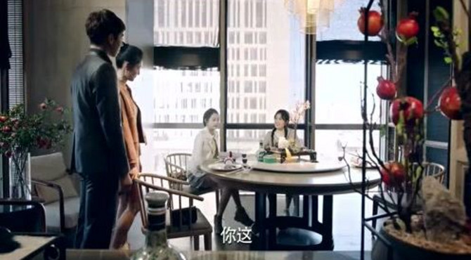 美女带帅哥见闺蜜，谁知还没介绍，俩闺蜜就忍不住了！