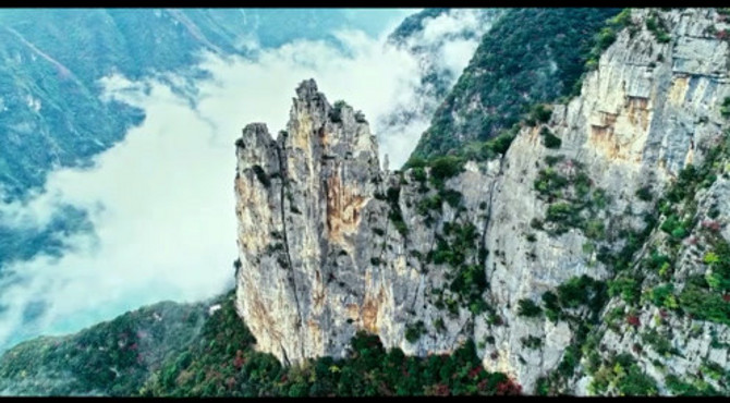 航拍巫山神女峰