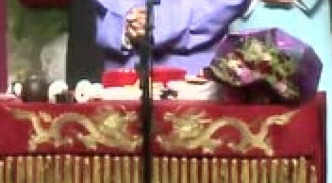 郭德纲特意介绍栾云平，他安排活动我放心，专门给他写个扇面“德云总队长”