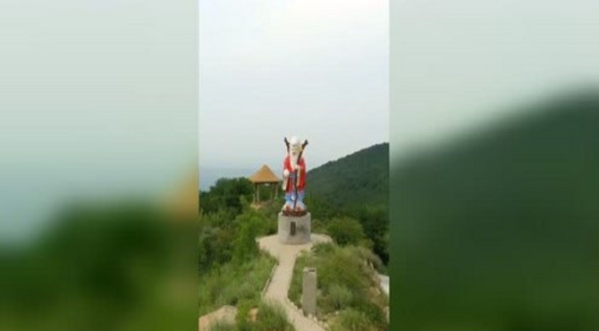 航拍孤峰山上的老寿星塑像