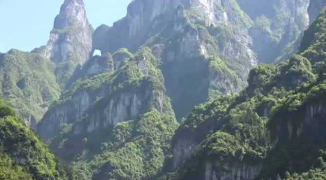 张家界天门山天门洞风景区欣赏，气势磅礴，冠世奇观